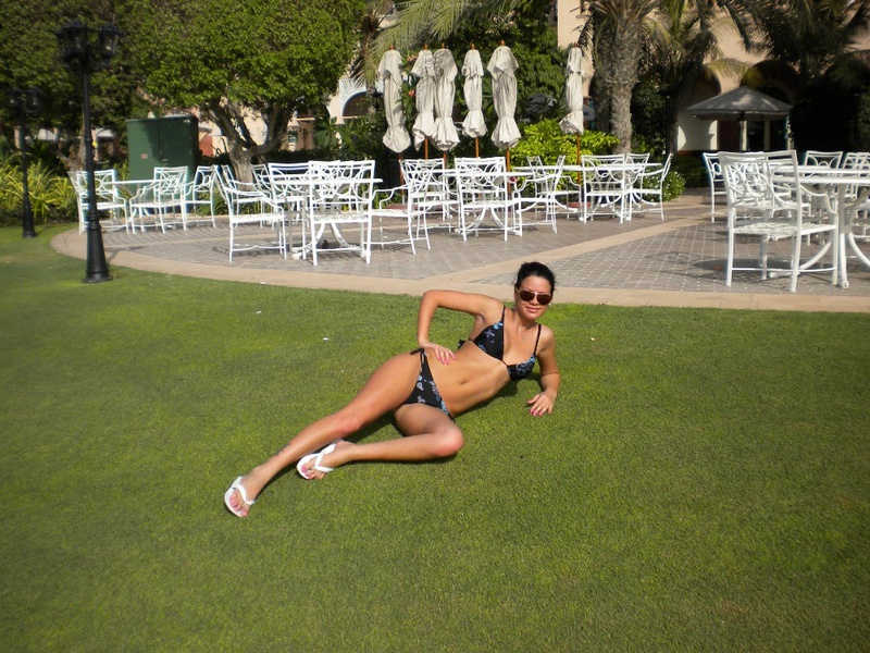 Молодой человек фотографирует девушку топлес во дворе отеля 7 фото Молодой человек фотографирует девушку топлес во дворе отеля 7 фото