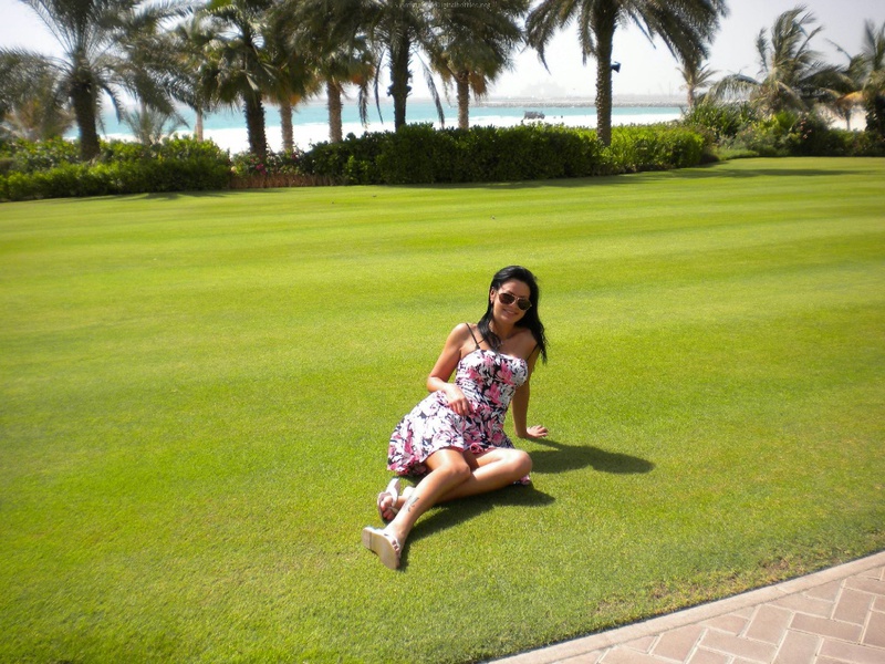 Молодой человек фотографирует девушку топлес во дворе отеля 2 фото Молодой человек фотографирует девушку топлес во дворе отеля 2 фото