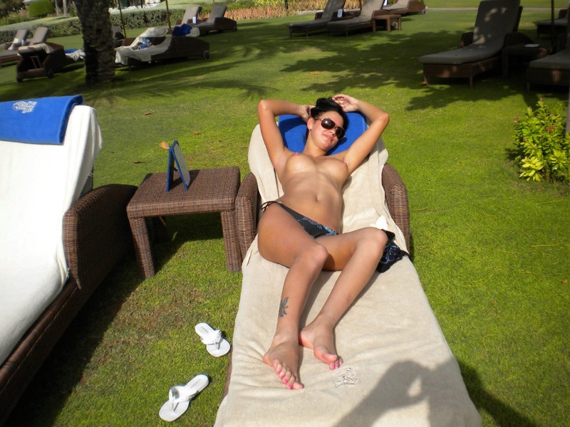 Молодой человек фотографирует девушку топлес во дворе отеля 8 фото Молодой человек фотографирует девушку топлес во дворе отеля 8 фото