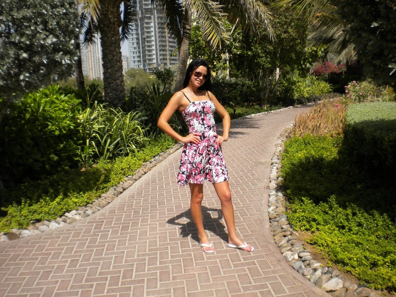 Молодой человек фотографирует девушку топлес во дворе отеля 4 фото Молодой человек фотографирует девушку топлес во дворе отеля 4 фото