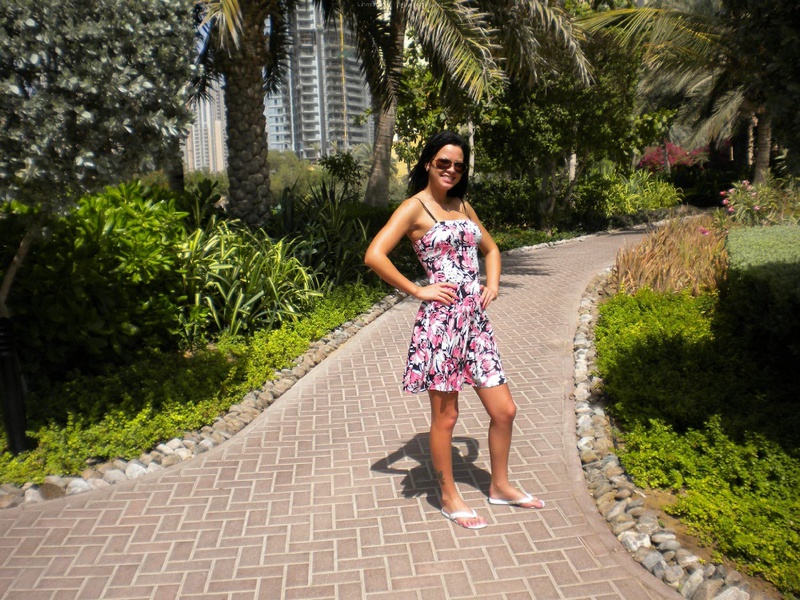 Молодой человек фотографирует девушку топлес во дворе отеля 5 фото Молодой человек фотографирует девушку топлес во дворе отеля 5 фото