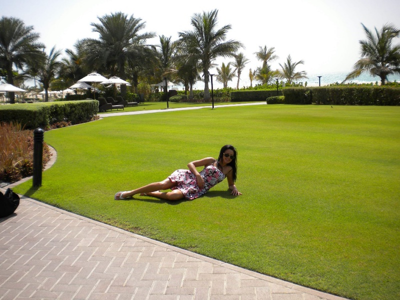 Молодой человек фотографирует девушку топлес во дворе отеля 3 фото Молодой человек фотографирует девушку топлес во дворе отеля 3 фото