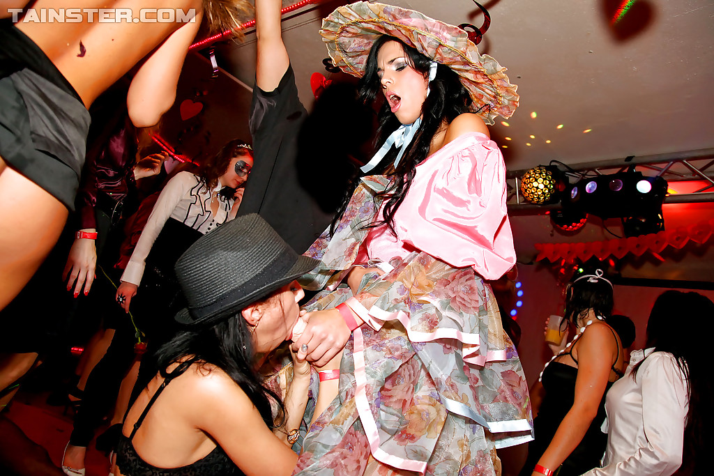 Стриптизёры трахают сексуальных домохозяек на клубной вечеринке 6 фото Стриптизёры трахают сексуальных домохозяек на клубной вечеринке 6 фото