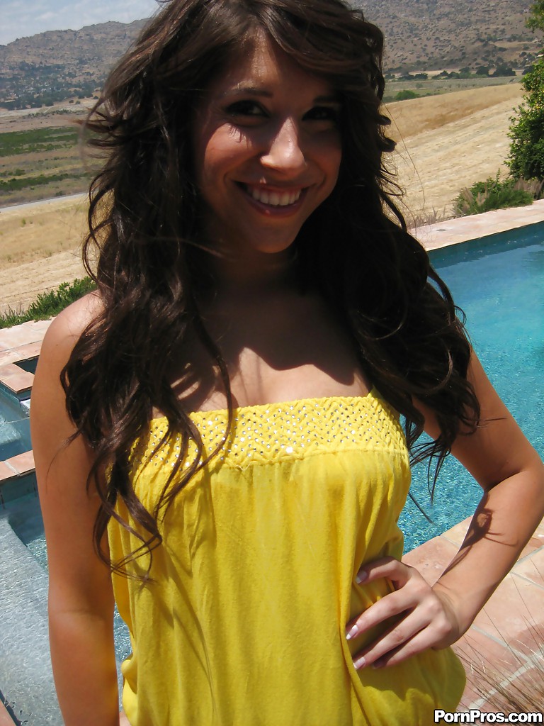 Гибкая красотка раздевается в спальне чтобы позагорать у бассейна 1 фото Гибкая красотка раздевается в спальне чтобы позагорать у бассейна 1 фото