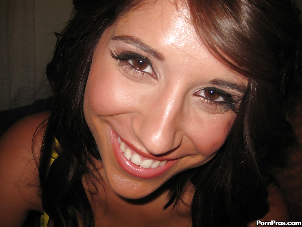 Гибкая красотка раздевается в спальне чтобы позагорать у бассейна 5 фото Гибкая красотка раздевается в спальне чтобы позагорать у бассейна 5 фото