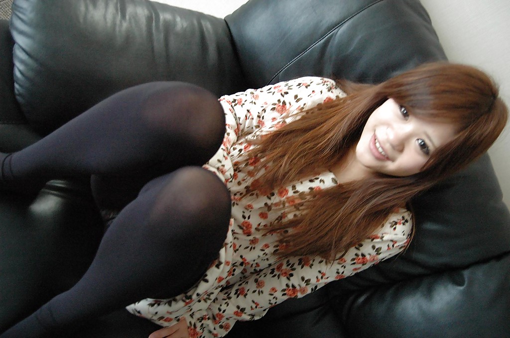 Молодая азиатка раздевается и позирует голой на кровати 1 фото Молодая азиатка раздевается и позирует голой на кровати 1 фото