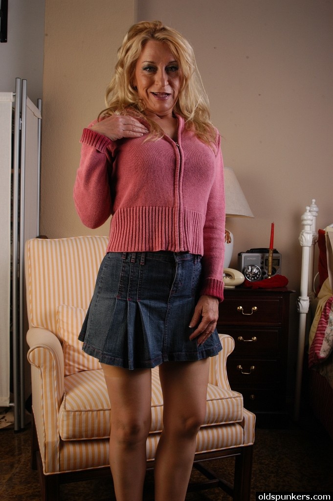 Зрелая блондинка Robin в бежевых чулках раздевается в спальне 1 фото Зрелая блондинка Robin в бежевых чулках раздевается в спальне 1 фото