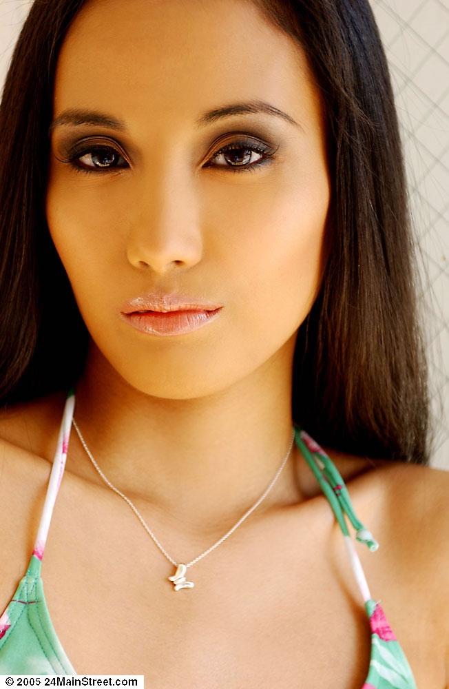 Длинноволосая азиатка позирует в сексуальном бикини 10 фото Длинноволосая азиатка позирует в сексуальном бикини 10 фото