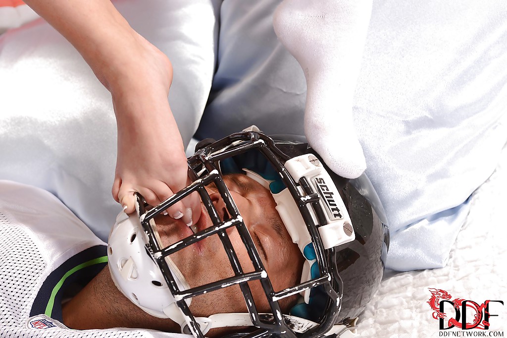 Возбужденные фетишисты две чирлидершы дрочат ногами перед трахом 10 фото Возбужденные фетишисты две чирлидершы дрочат ногами перед трахом 10 фото