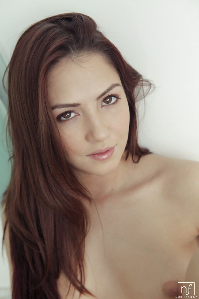 Худенькая девушка эротично раздевается в ванной 6 фото Худенькая девушка эротично раздевается в ванной 6 фото