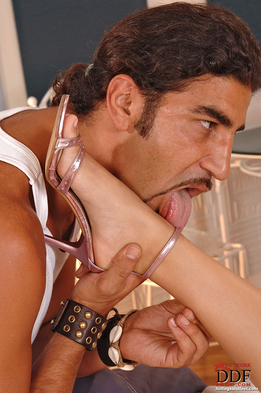 Длинноволосый мужик трахает Blue Angel в розовых колготках 3 фото Длинноволосый мужик трахает Blue Angel в розовых колготках 3 фото