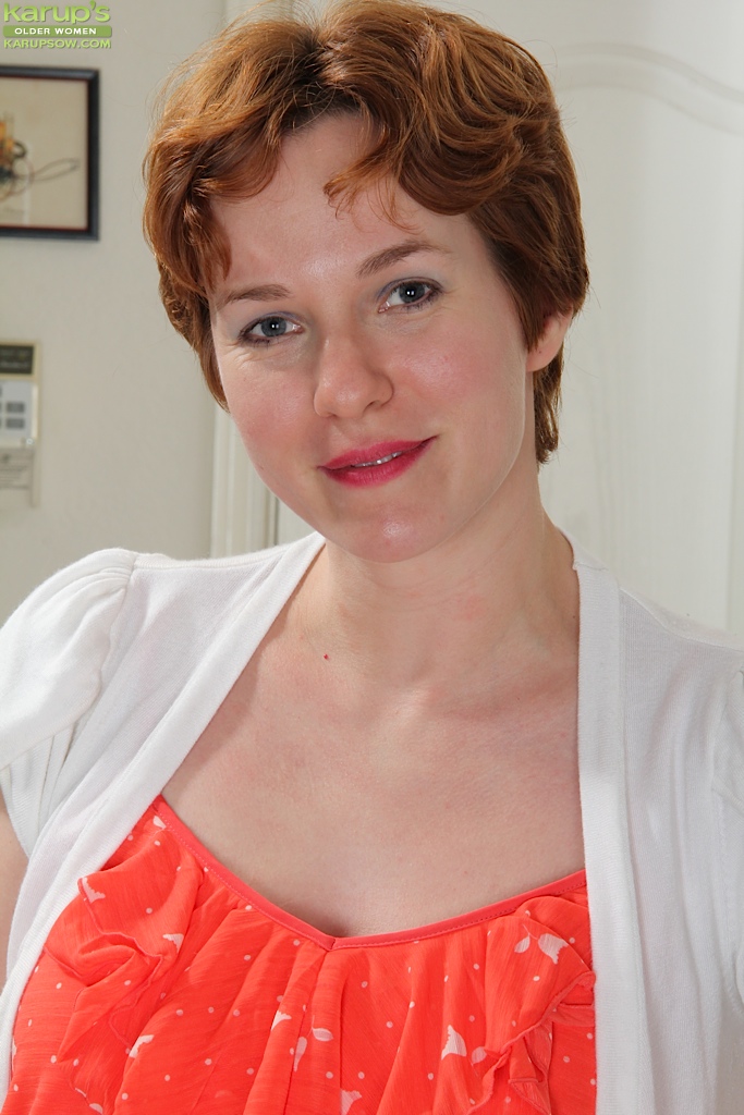 Рыжая бабуся играет с писей на кровати 1 фото Рыжая бабуся играет с писей на кровати 1 фото