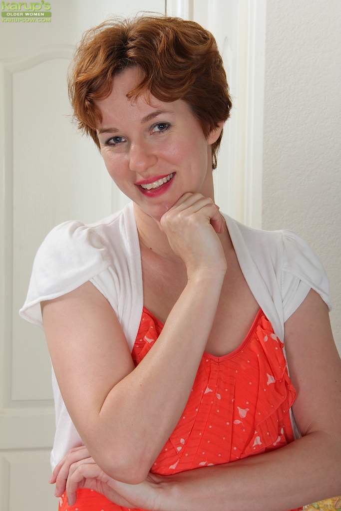 Рыжая бабуся играет с писей на кровати 2 фото Рыжая бабуся играет с писей на кровати 2 фото