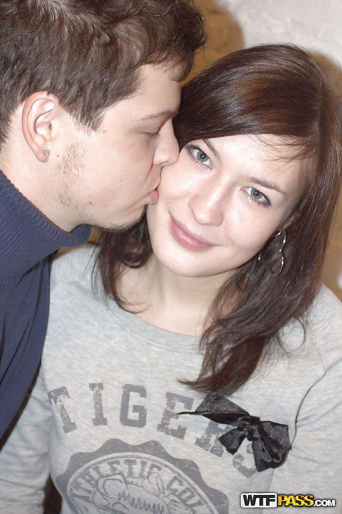 Славянка делает минет и отдается своему парню на диване 1 фото Славянка делает минет и отдается своему парню на диване 1 фото