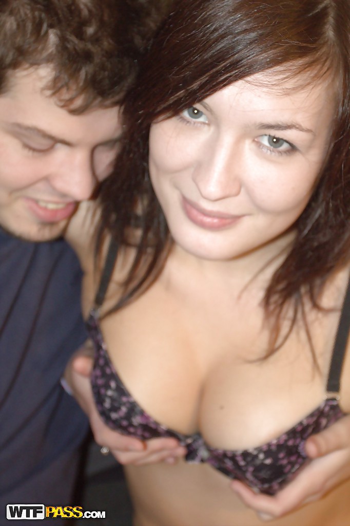 Славянка делает минет и отдается своему парню на диване 7 фото Славянка делает минет и отдается своему парню на диване 7 фото