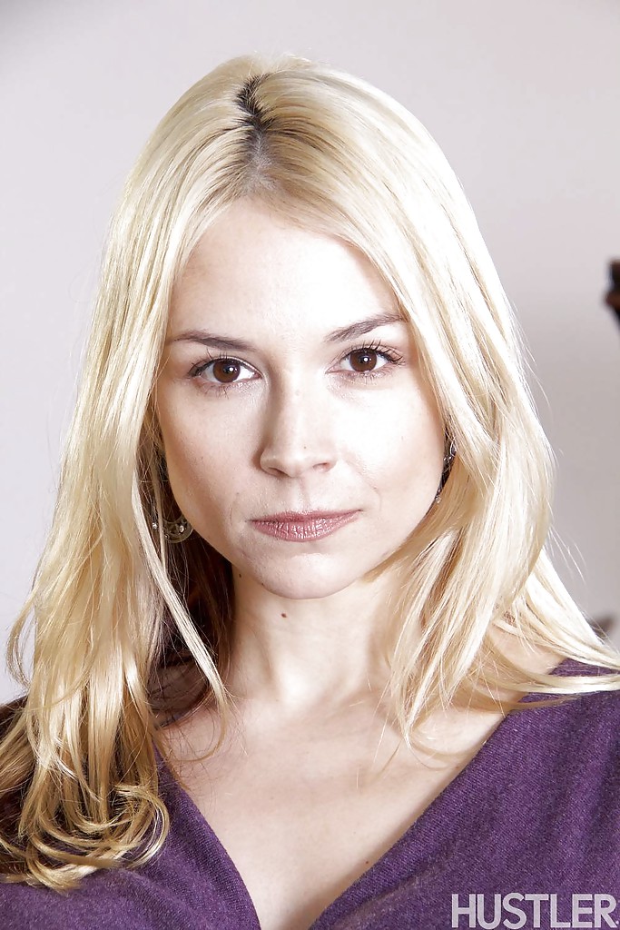 Красивая блондинка в фиолетовом платье встала раком на кожаном диване 1 фото Красивая блондинка в фиолетовом платье встала раком на кожаном диване 1 фото