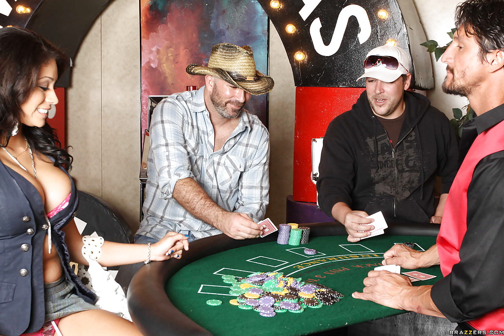 Горячая латинка в казино насаживается пиздой на член 2 фото Горячая латинка в казино насаживается пиздой на член 2 фото