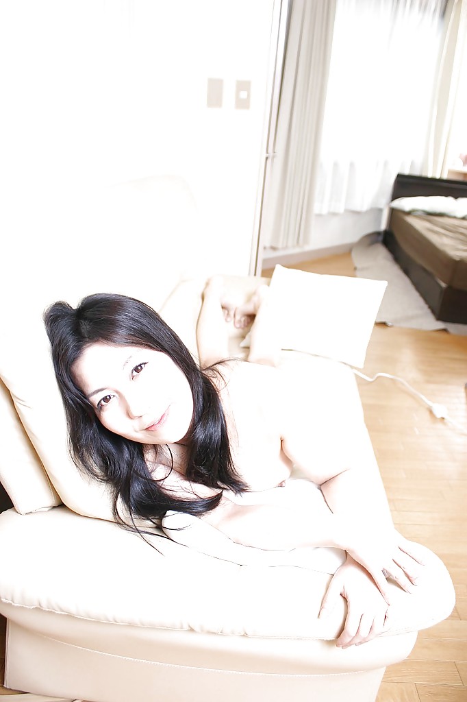 Азиатка показывает волосатую киску и очко в обеденный перерыв 12 фото Азиатка показывает волосатую киску и очко в обеденный перерыв 12 фото