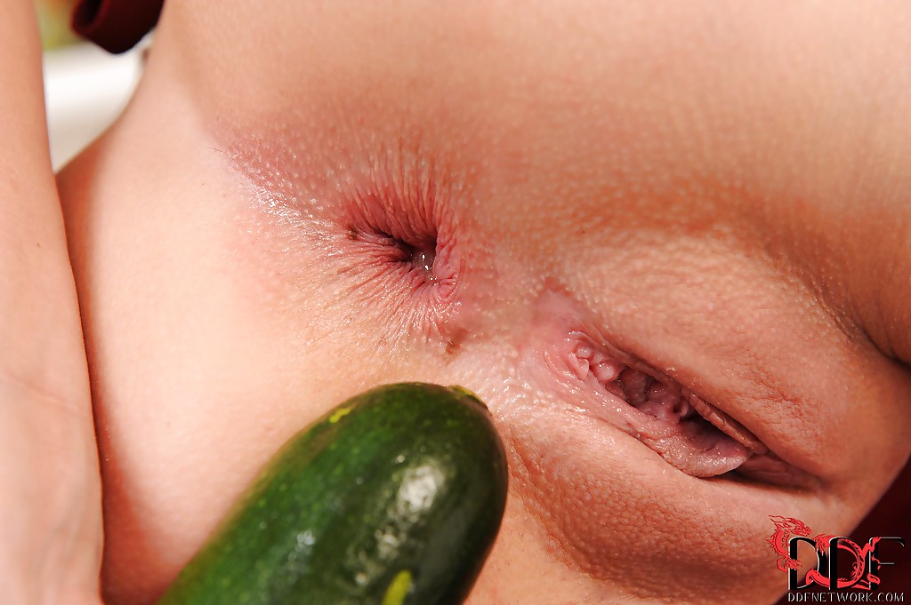 Рыжая девушка в розовых кедах сняла фартук и суёт кабачки в анал 8 фото Рыжая девушка в розовых кедах сняла фартук и суёт кабачки в анал 8 фото