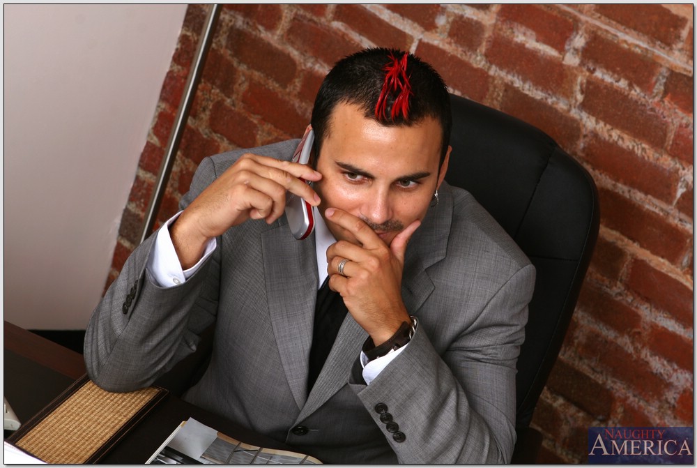 Секретарша зашла в кабинет начальника и отдалась ему на столе 1 фото Секретарша зашла в кабинет начальника и отдалась ему на столе 1 фото