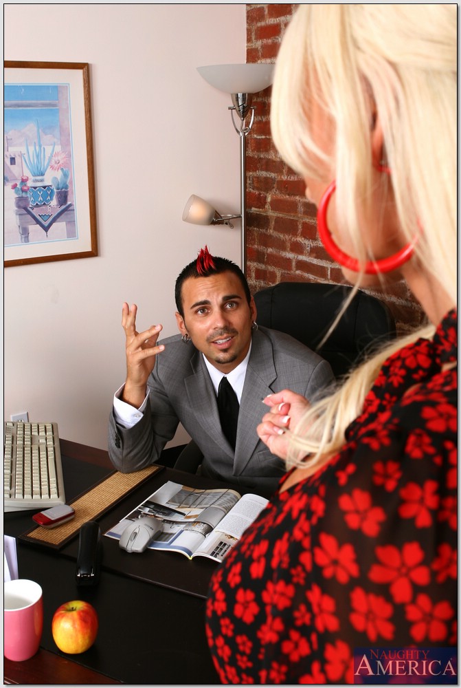 Секретарша зашла в кабинет начальника и отдалась ему на столе 2 фото Секретарша зашла в кабинет начальника и отдалась ему на столе 2 фото