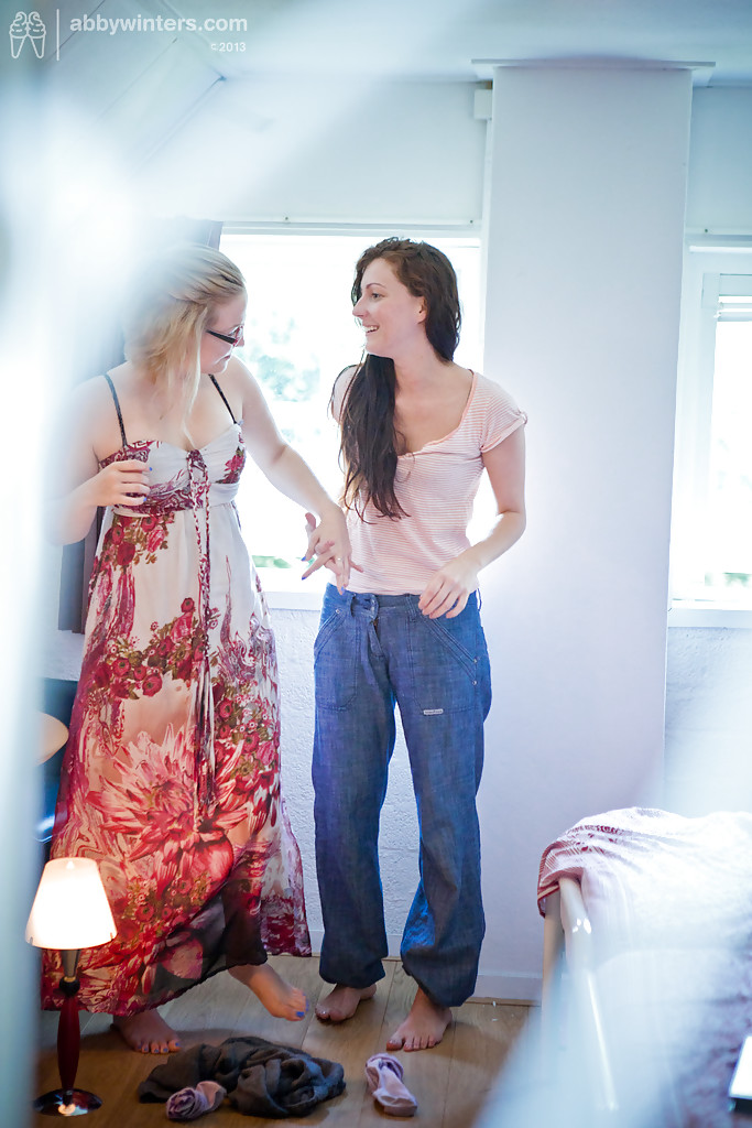 Парень подглядел за совместным переодеванием блондинки и брюнетки 16 фото Парень подглядел за совместным переодеванием блондинки и брюнетки 16 фото