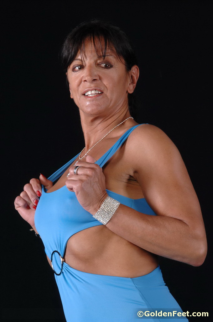 Зрелая дама светит прелестями и вагинальным шариком перед камерой 1 фото Зрелая дама светит прелестями и вагинальным шариком перед камерой 1 фото