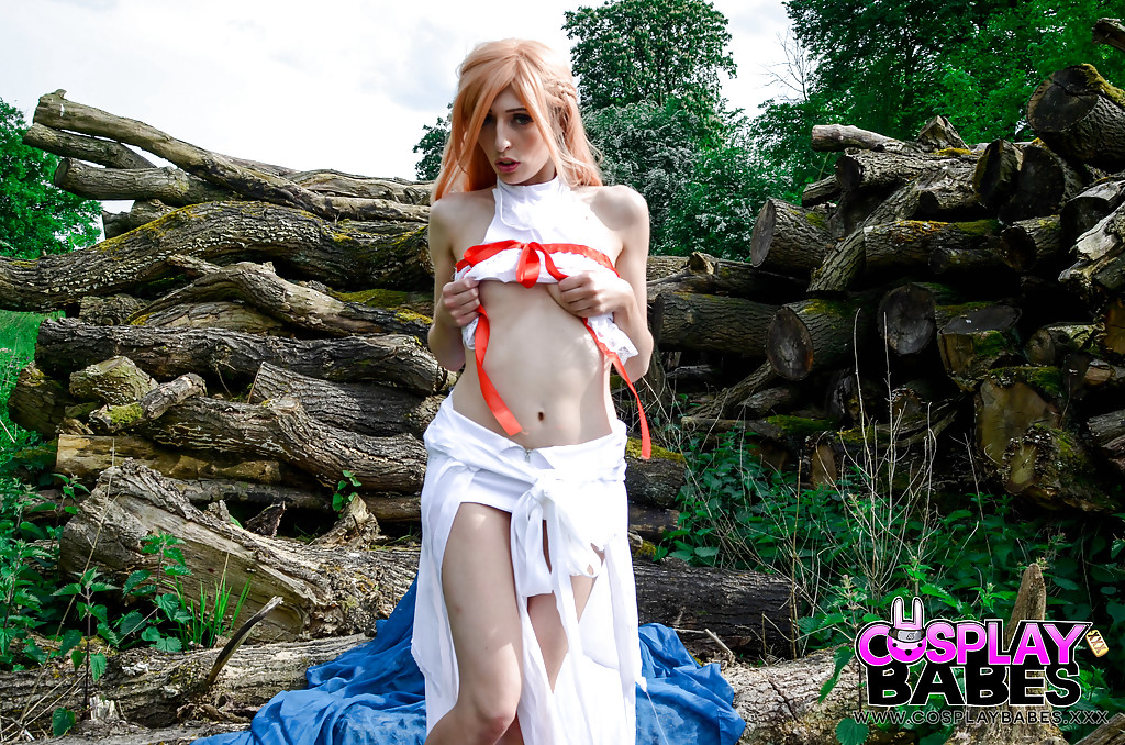 Длинноволосая красотка мастурбирует пальцами в лесу 3 фото Длинноволосая красотка мастурбирует пальцами в лесу 3 фото