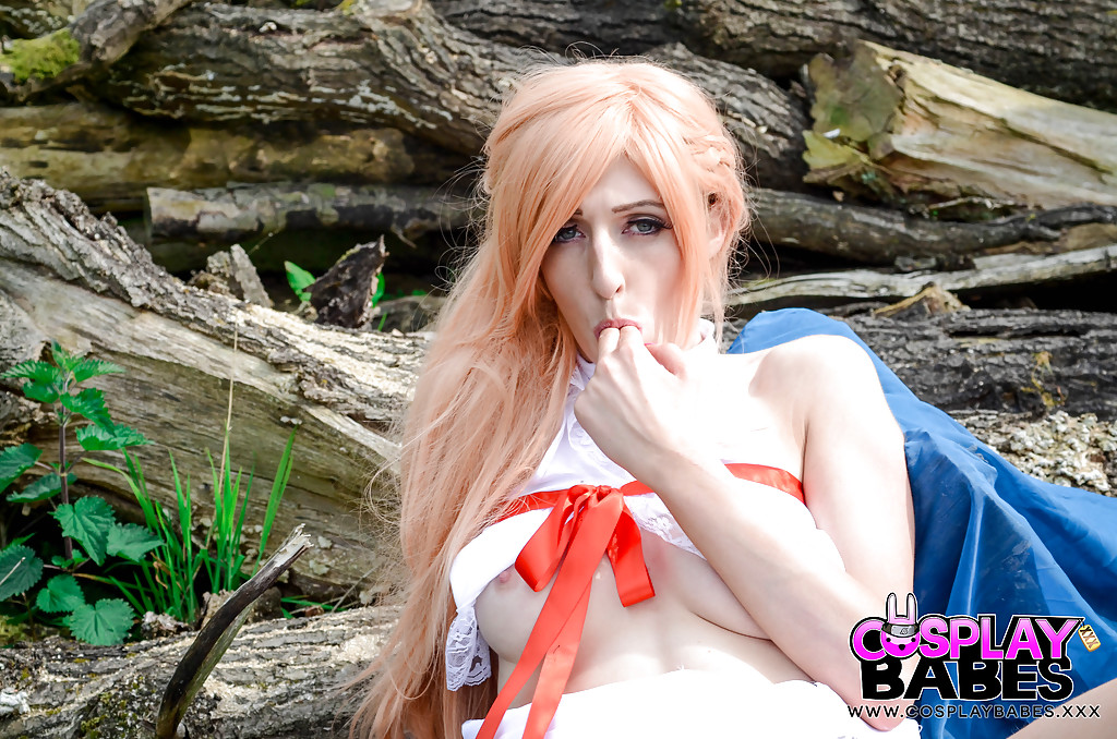 Длинноволосая красотка мастурбирует пальцами в лесу 5 фото Длинноволосая красотка мастурбирует пальцами в лесу 5 фото