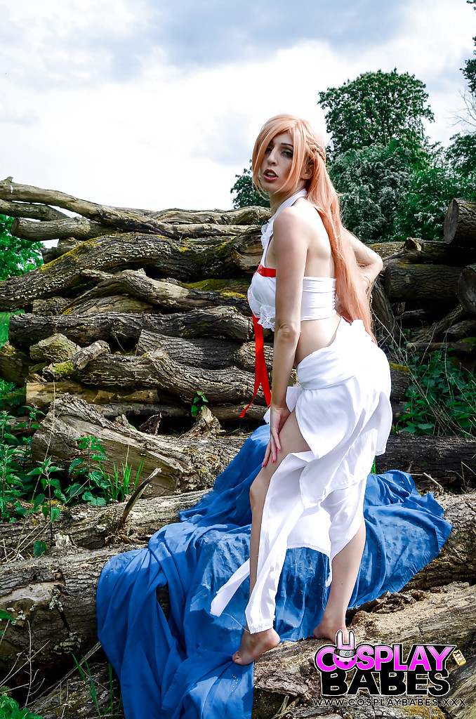 Длинноволосая красотка мастурбирует пальцами в лесу 6 фото Длинноволосая красотка мастурбирует пальцами в лесу 6 фото