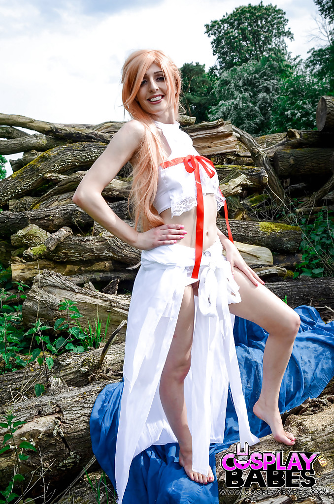 Длинноволосая красотка мастурбирует пальцами в лесу 16 фото Длинноволосая красотка мастурбирует пальцами в лесу 16 фото