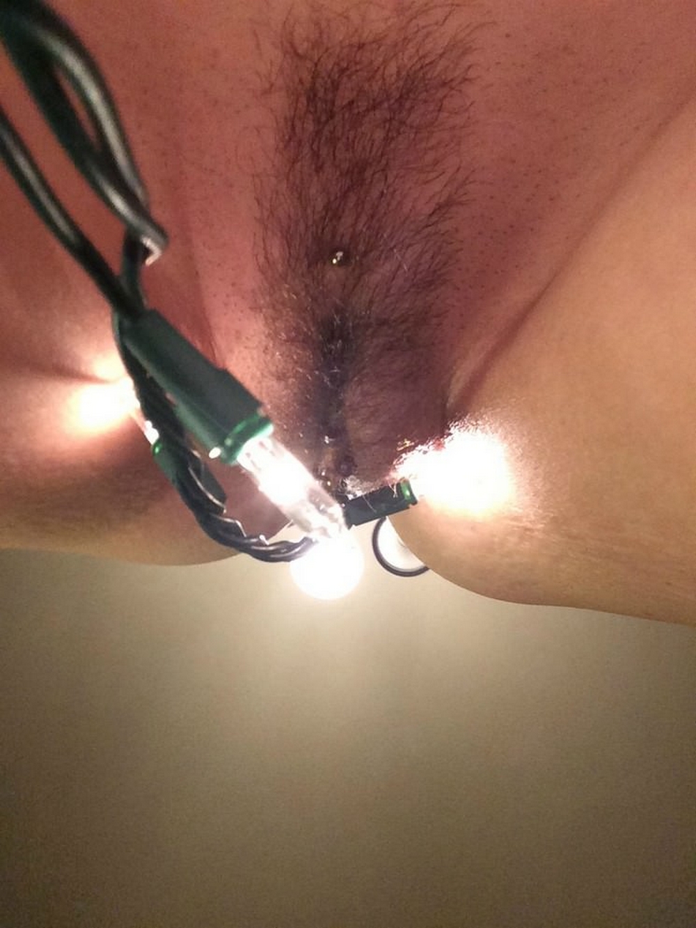 Дамочка в полосатых чулках селфится голышом у елки 17 фото Дамочка в полосатых чулках селфится голышом у елки 17 фото