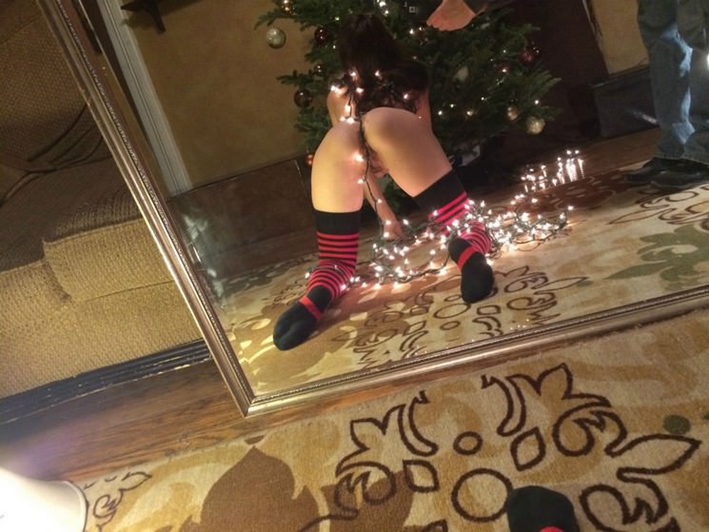 Дамочка в полосатых чулках селфится голышом у елки 22 фото Дамочка в полосатых чулках селфится голышом у елки 22 фото