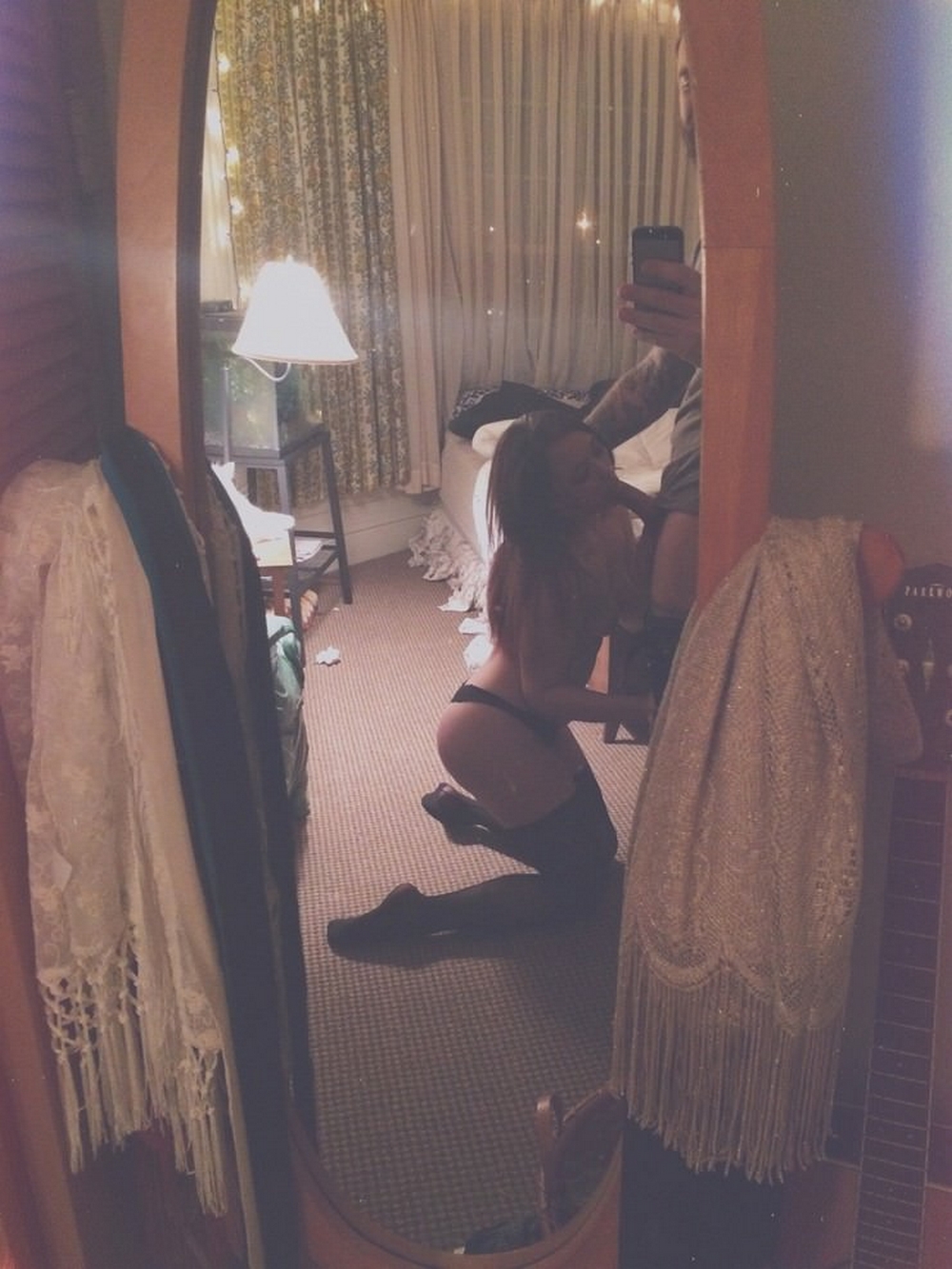 Подборка сосущих красоток в зеркалах 6 фото Подборка сосущих красоток в зеркалах 6 фото