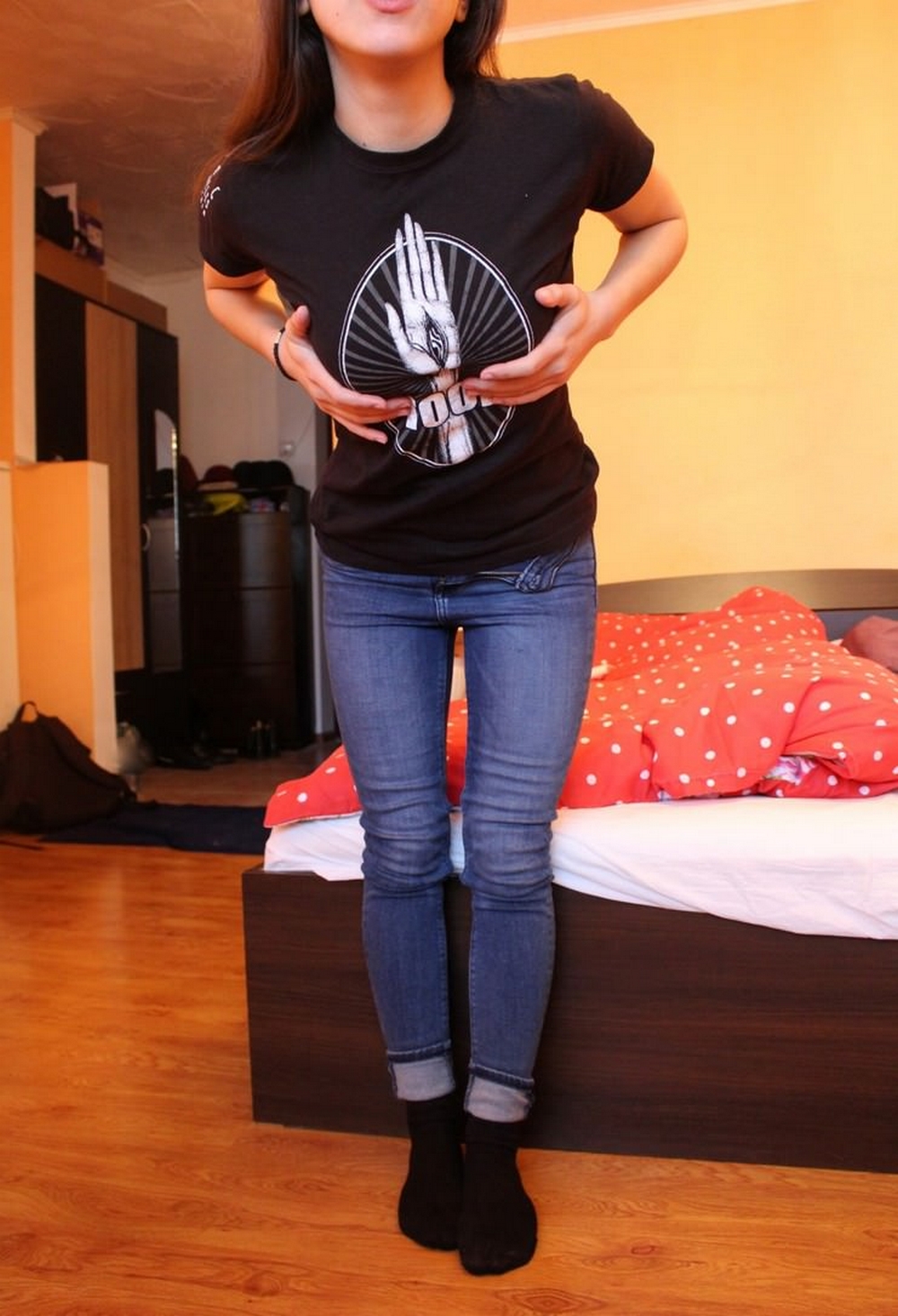 Милашка с небритой киской раздевается у красной кровати 1 фото Милашка с небритой киской раздевается у красной кровати 1 фото