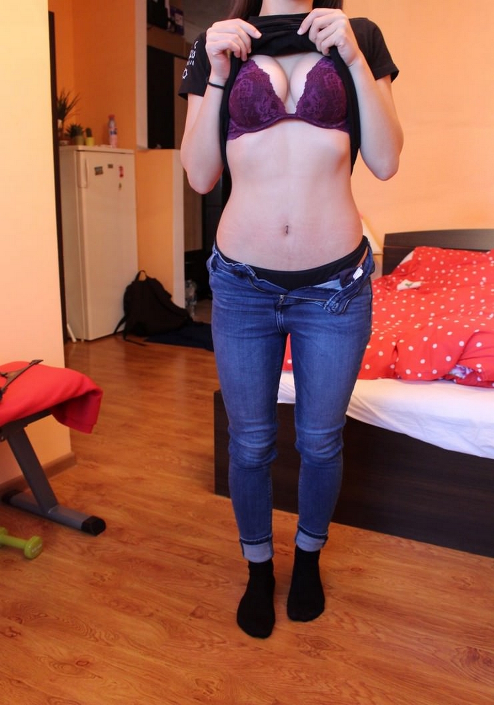 Милашка с небритой киской раздевается у красной кровати 3 фото Милашка с небритой киской раздевается у красной кровати 3 фото