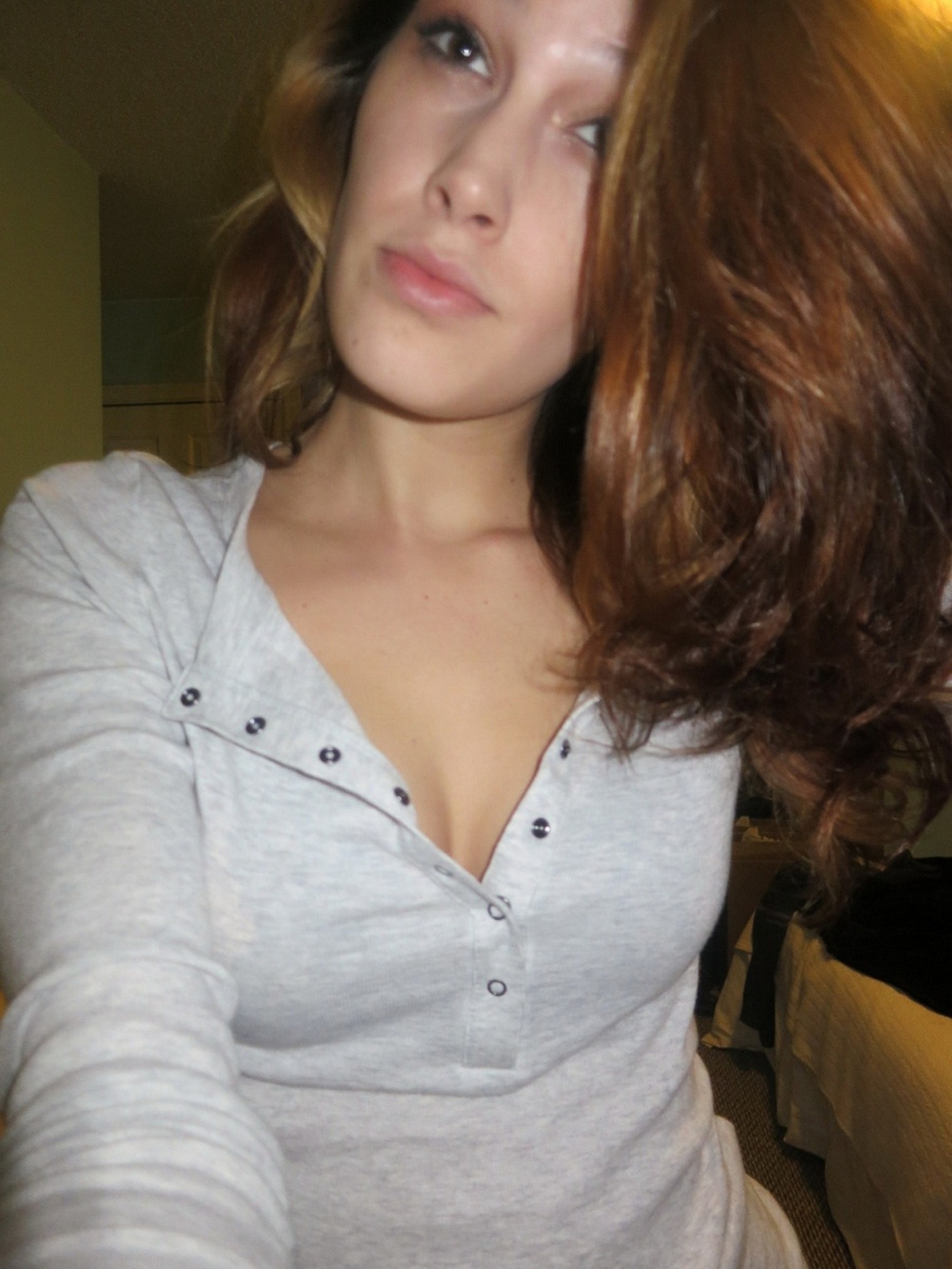 Худощавая милашка селфит свой стриптиз в спальне 13 фото Худощавая милашка селфит свой стриптиз в спальне 13 фото