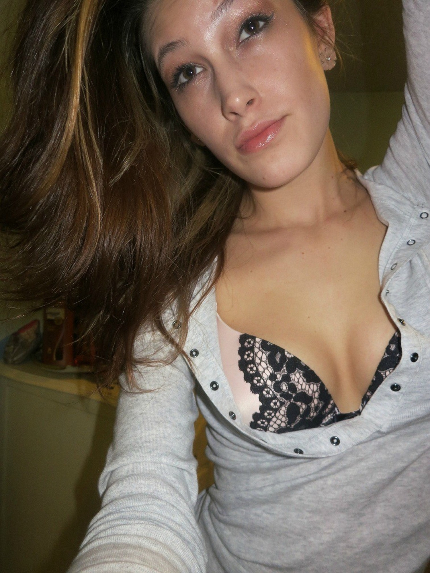 Худощавая милашка селфит свой стриптиз в спальне 15 фото Худощавая милашка селфит свой стриптиз в спальне 15 фото