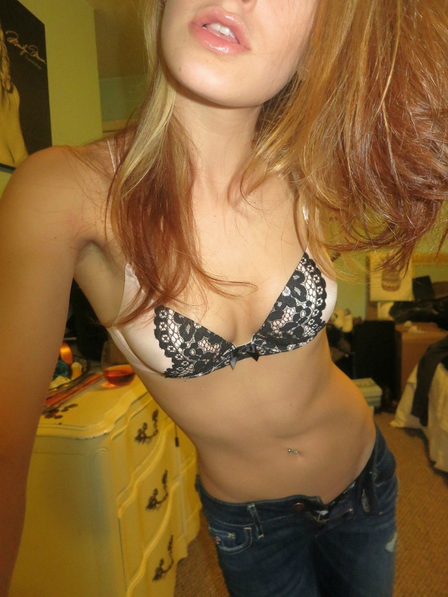 Худощавая милашка селфит свой стриптиз в спальне 8 фото Худощавая милашка селфит свой стриптиз в спальне 8 фото