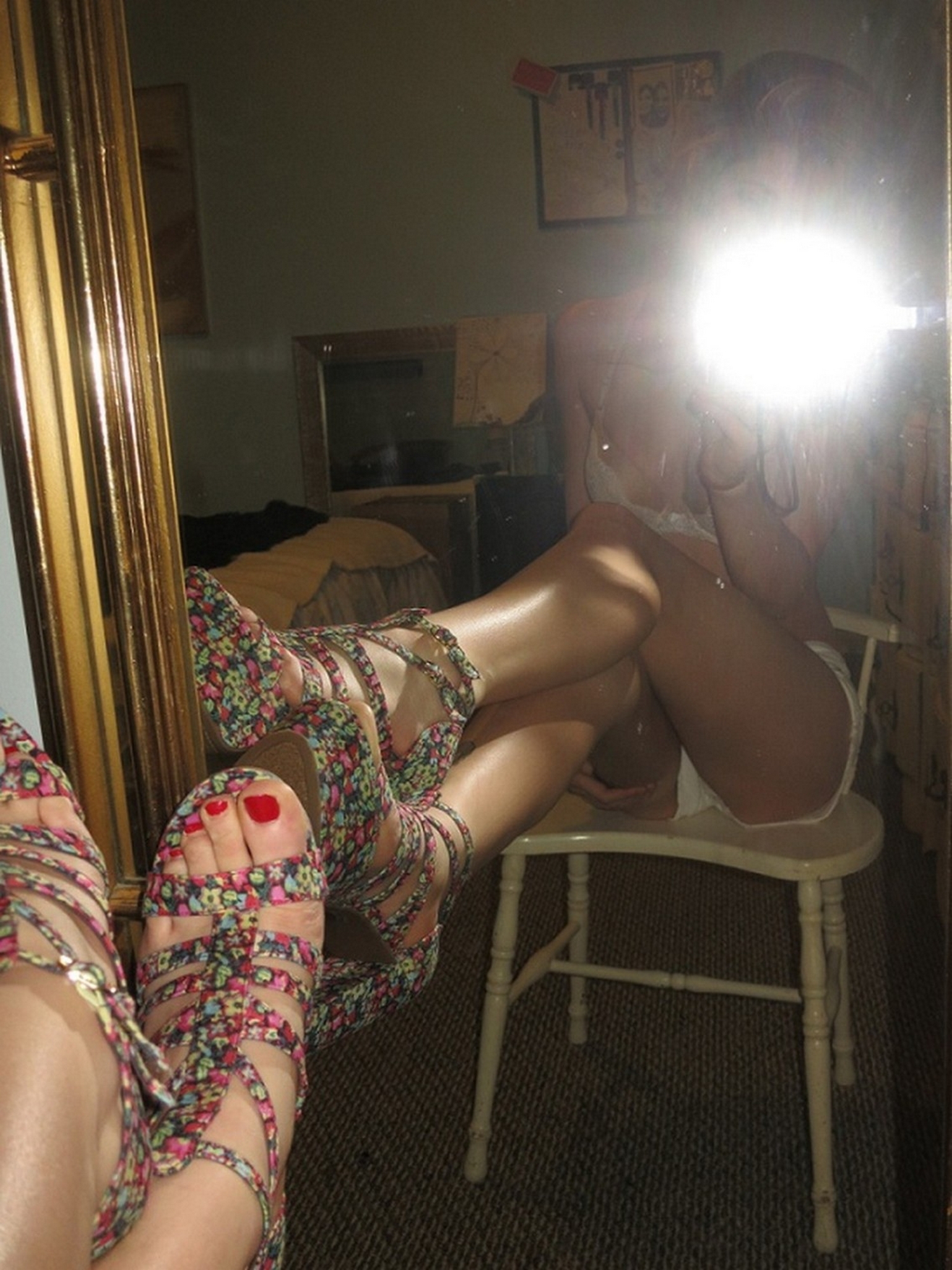 Худощавая милашка селфит свой стриптиз в спальне 10 фото Худощавая милашка селфит свой стриптиз в спальне 10 фото