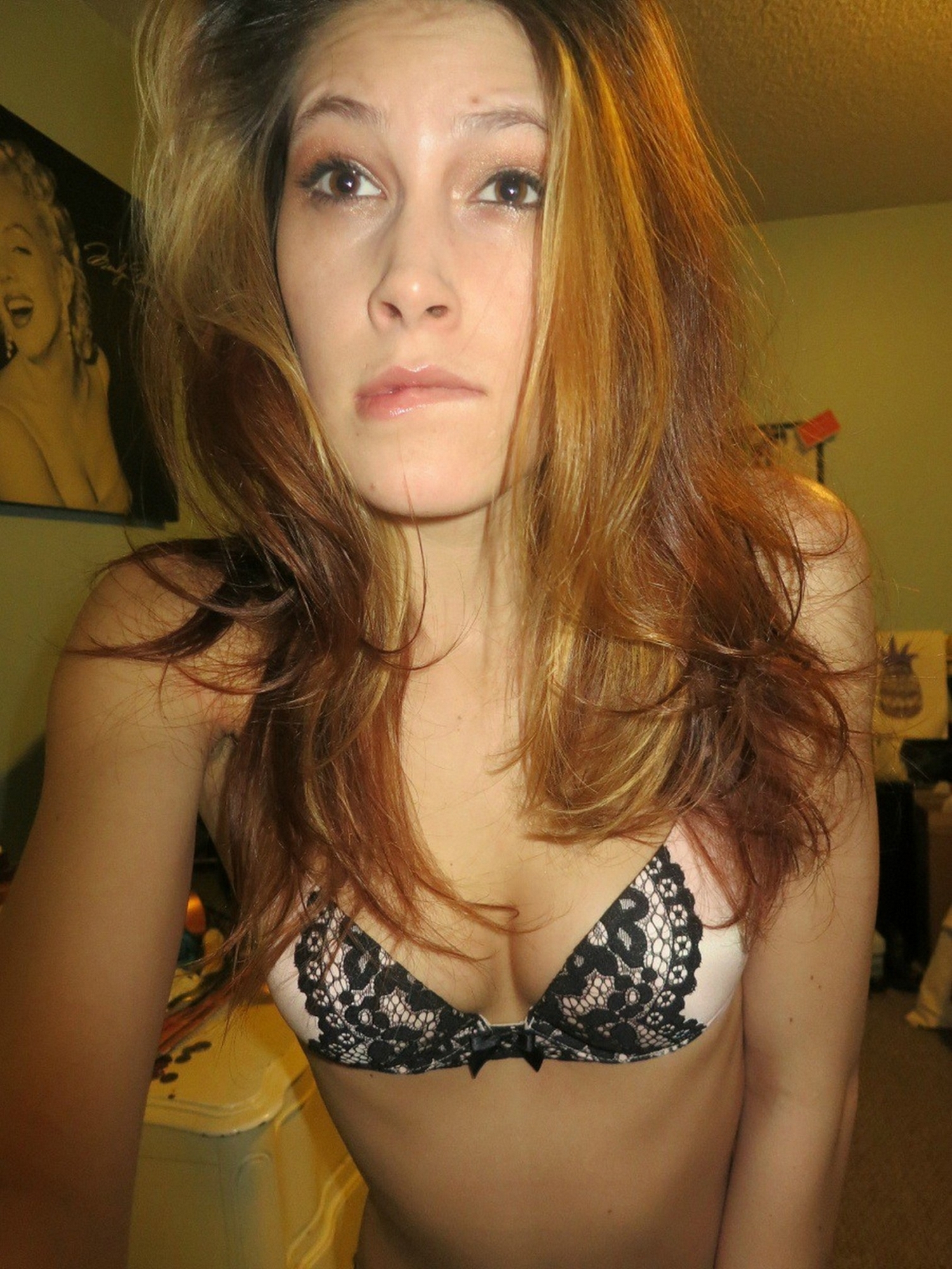 Худощавая милашка селфит свой стриптиз в спальне 11 фото Худощавая милашка селфит свой стриптиз в спальне 11 фото