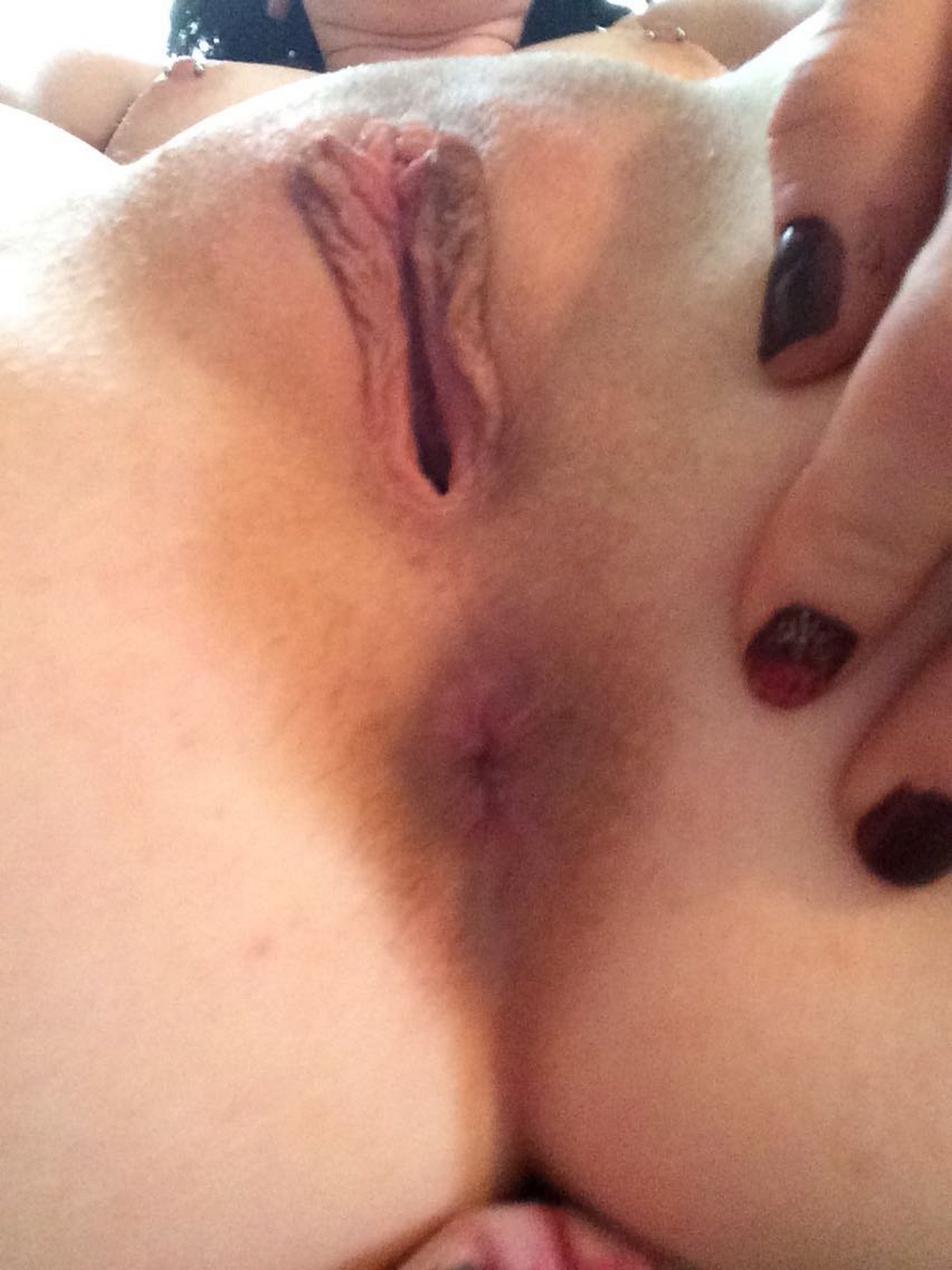 Деваха с пирсингом в сосках выложила НЮ в твиттер 17 фото Деваха с пирсингом в сосках выложила НЮ в твиттер 17 фото