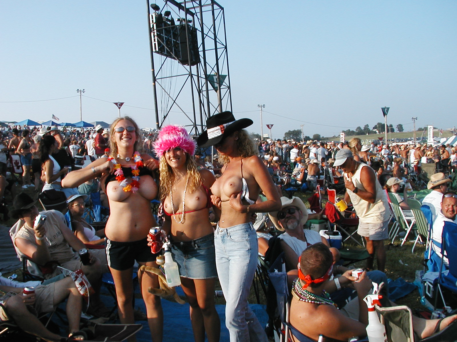 Дамочки за 30 выложили свои голые сиськи и стройные тела в сеть 4 фото Дамочки за 30 выложили свои голые сиськи и стройные тела в сеть 4 фото