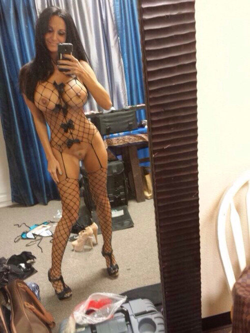 Грудастые милфы голышом дома и на свежем воздухе 19 фото Грудастые милфы голышом дома и на свежем воздухе 19 фото